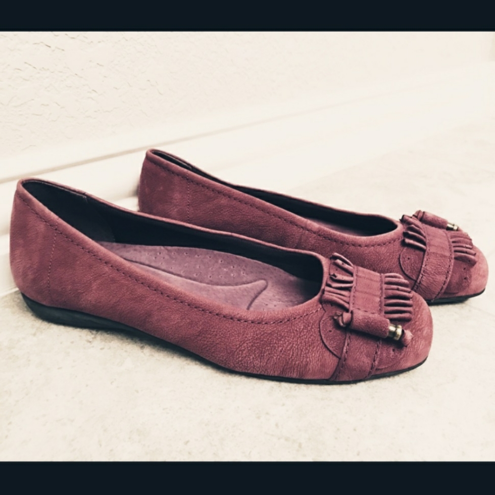Trotters Pink Mauve Suede Ruffle Flats Slip On Shoes Woman's Size 9 W Wide EUC